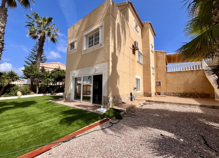 Resale - Villa - Orihuela Costa - La Zenia