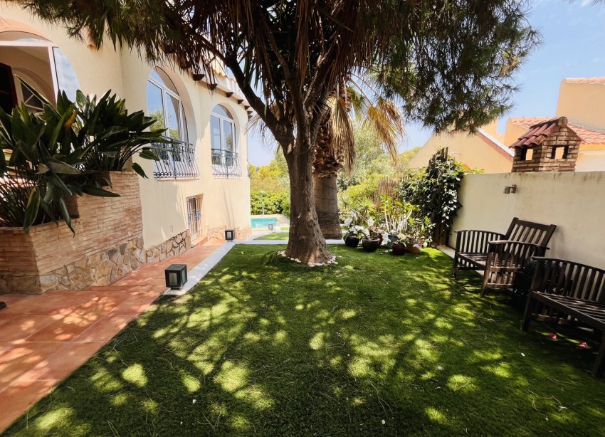 Resale - Villa - Orihuela Costa - La Zenia