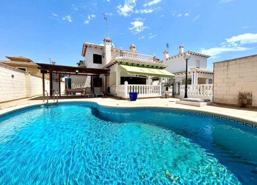 Resale - Villa - Orihuela Costa - La Zenia