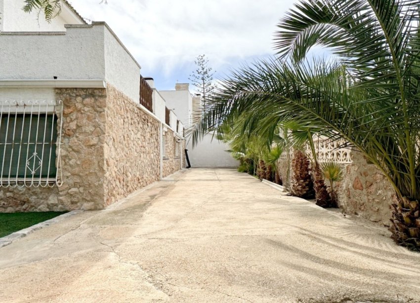 Resale - Villa - Orihuela Costa - La Zenia