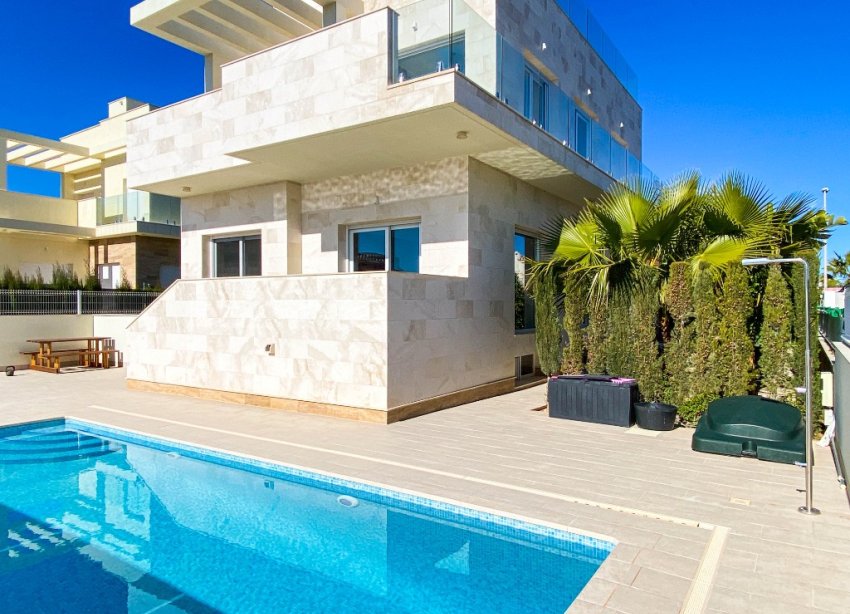 Resale - Villa - Orihuela Costa - La Zenia