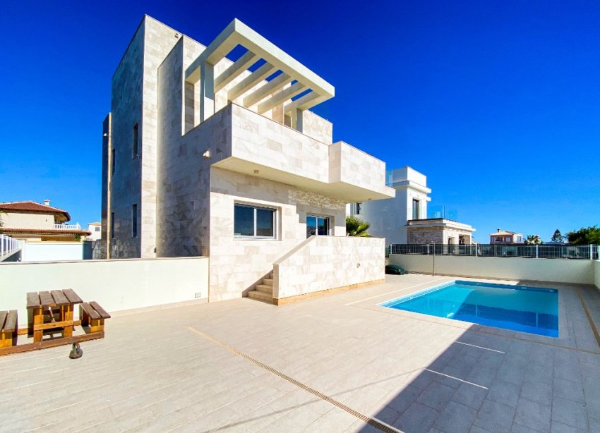 Resale - Villa - Orihuela Costa - La Zenia