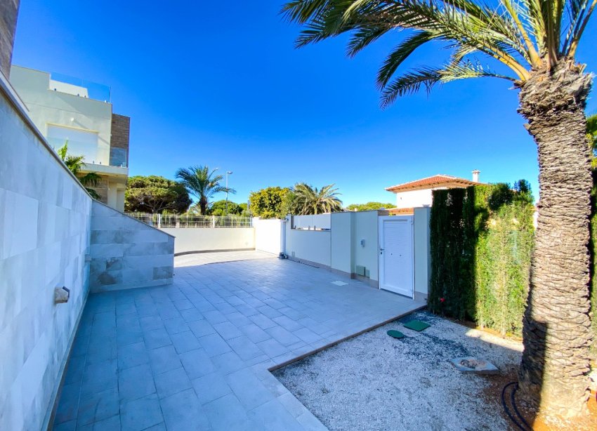 Resale - Villa - Orihuela Costa - La Zenia