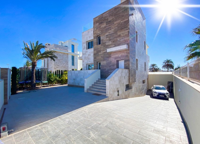 Resale - Villa - Orihuela Costa - La Zenia