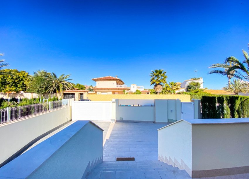 Resale - Villa - Orihuela Costa - La Zenia