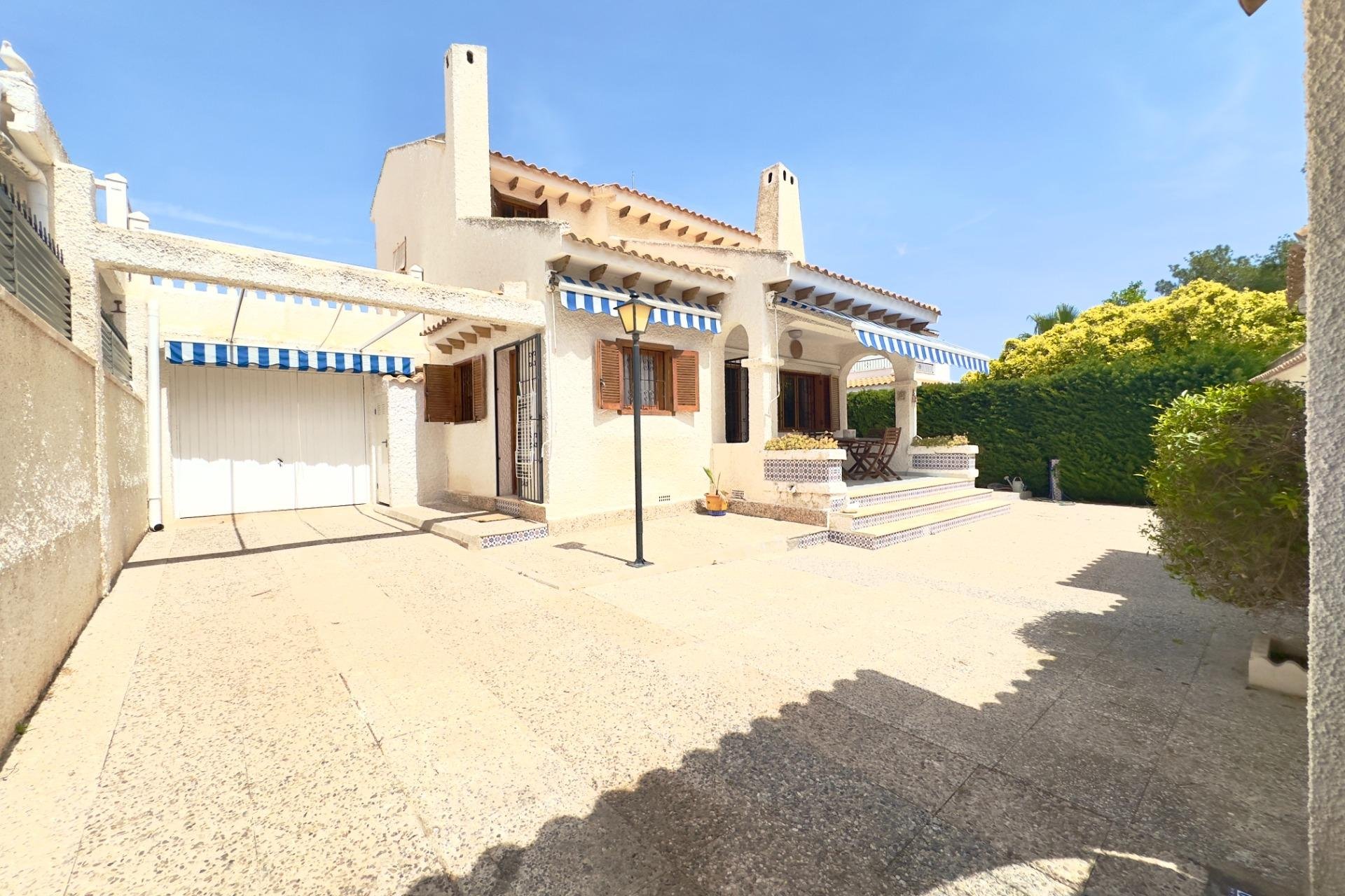 Resale - Villa - Orihuela Costa - La Zenia