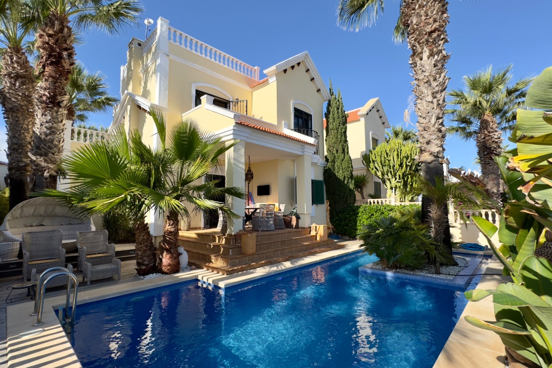 Resale - Villa * - Orihuela Costa - Los Dolses