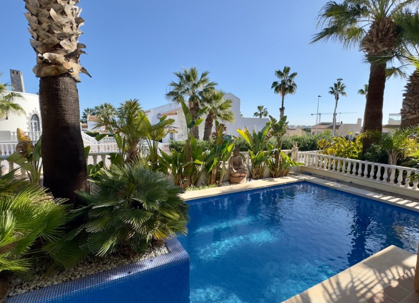 Resale - Villa * - Orihuela Costa - Los Dolses