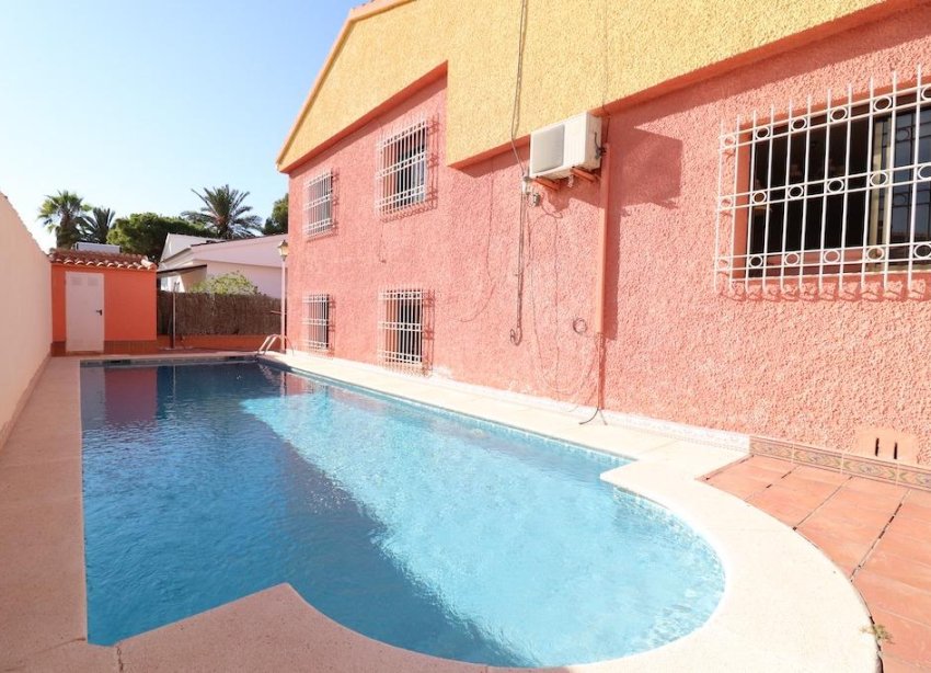 Resale - Villa - Orihuela Costa - MUY CERCA DE LA PLAYA