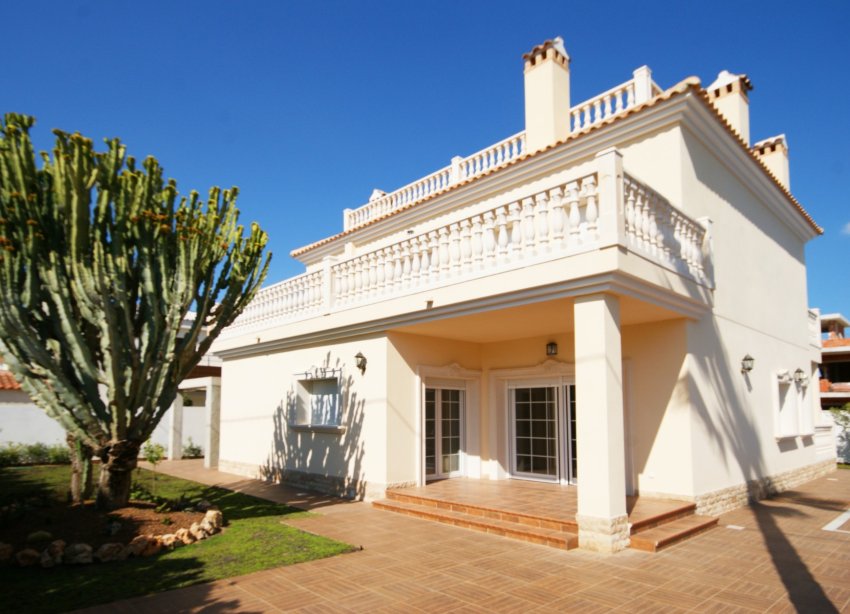 Resale - Villa - Orihuela Costa - MUY CERCA DE LA PLAYA