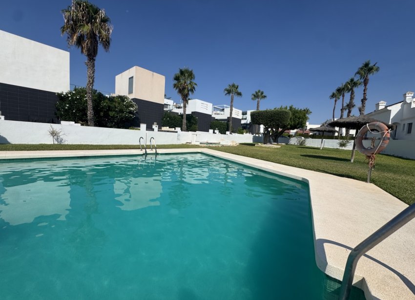 Resale - Villa - Orihuela Costa - Villamartin