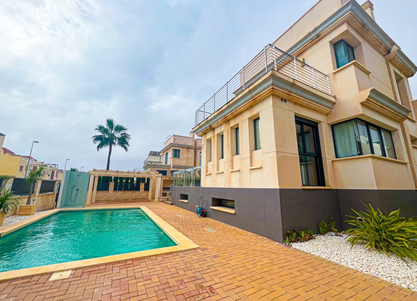 Resale - Villa - Orihuela Costa