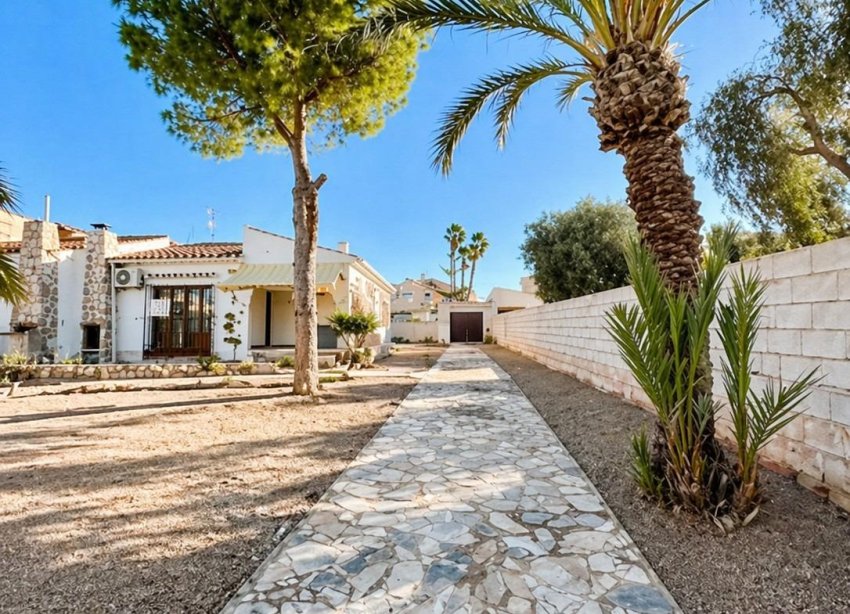 Resale - Villa - Torrevieja - Aguas Nuevas