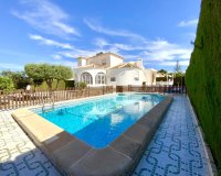 Resale - Villa - Torrevieja - Centro