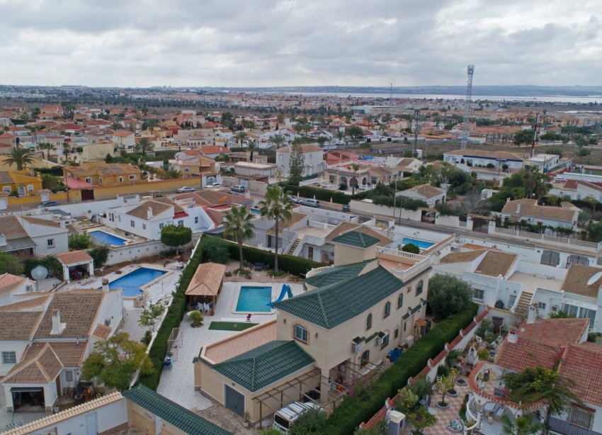 Resale - Villa - Torrevieja - El Chaparral