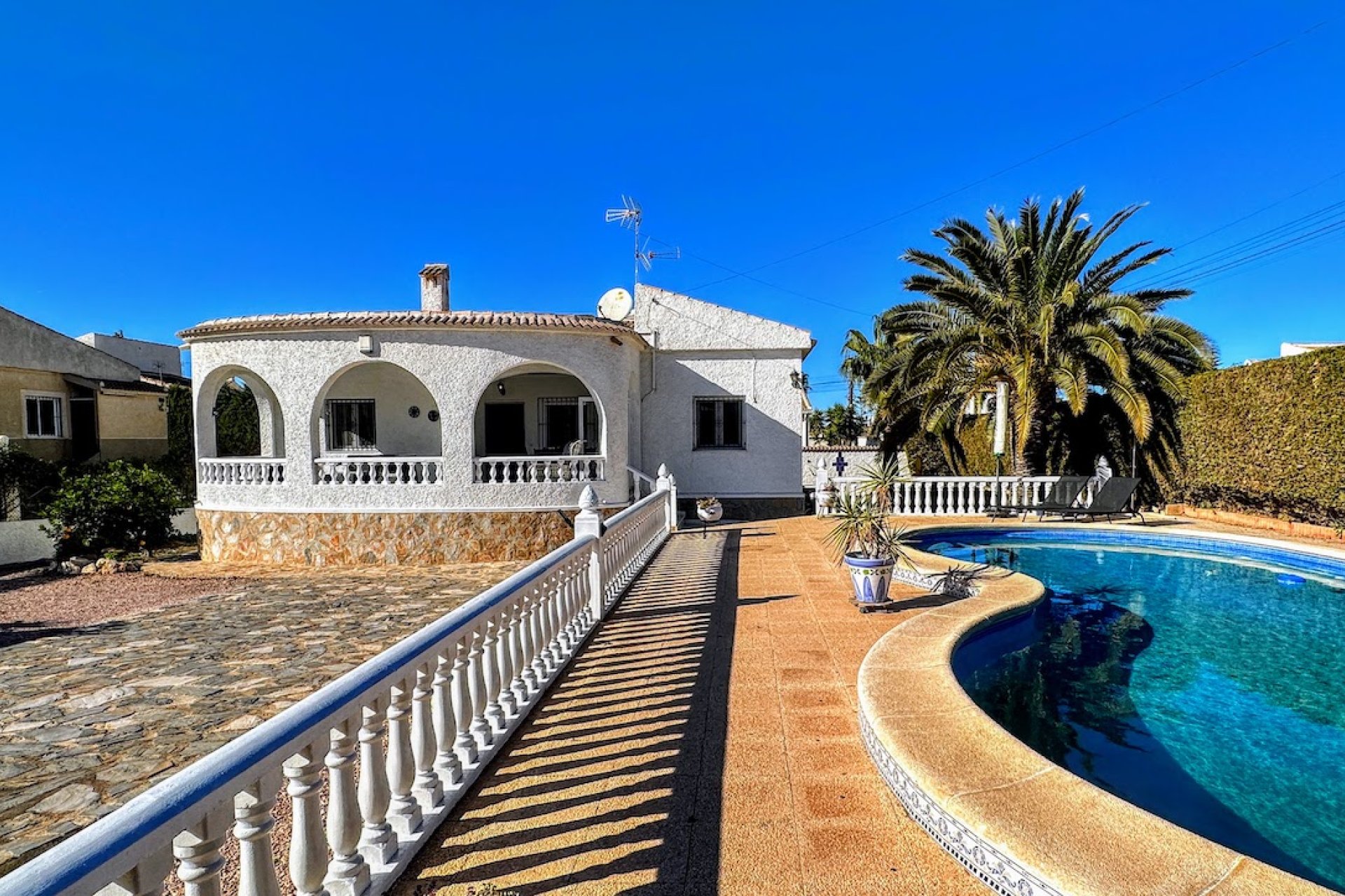 Resale - Villa - Torrevieja - El Chaparral