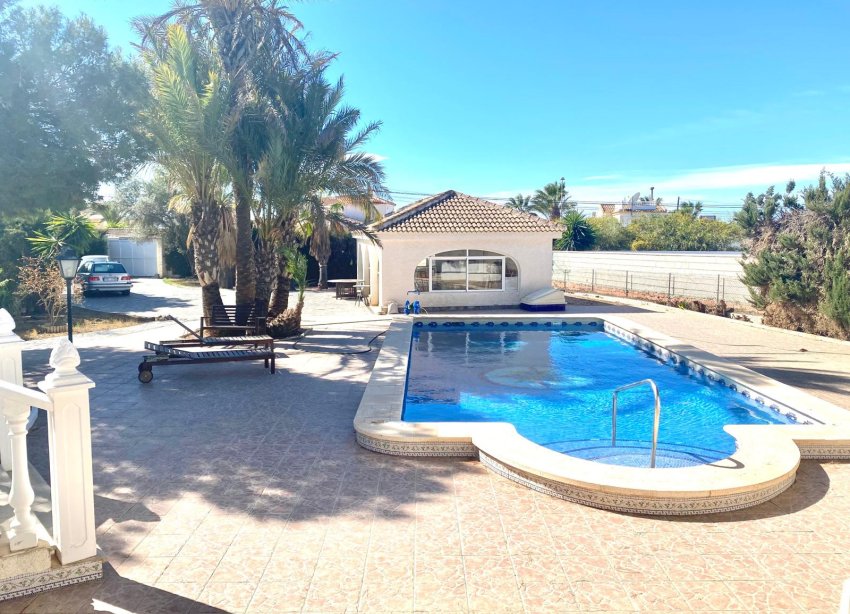 Resale - Villa - Torrevieja - El Chaparral