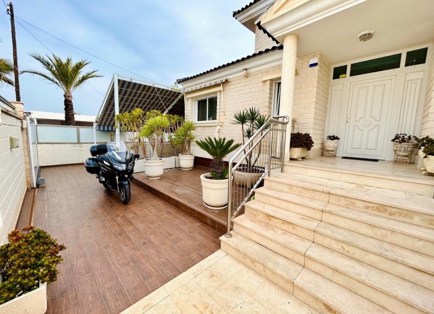 Resale - Villa - Torrevieja - La Mata