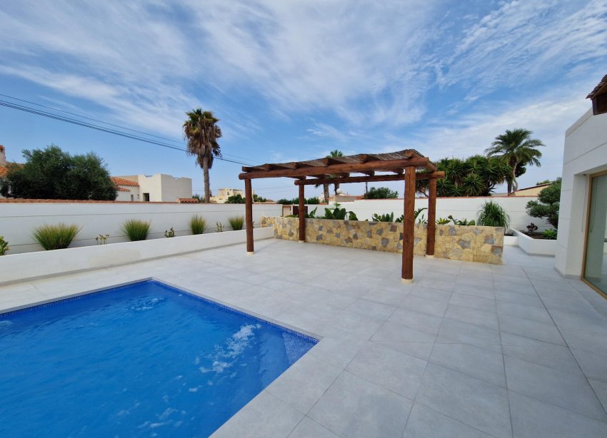 Resale - Villa - Torrevieja - La Siesta - El Salado - Torreta