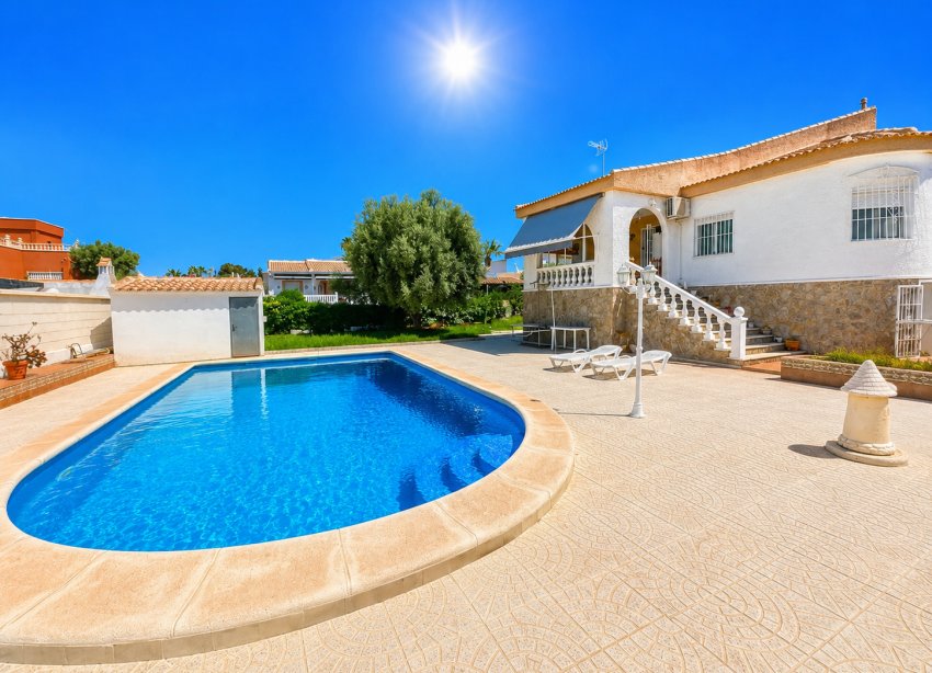 Resale - Villa - Torrevieja - La Siesta