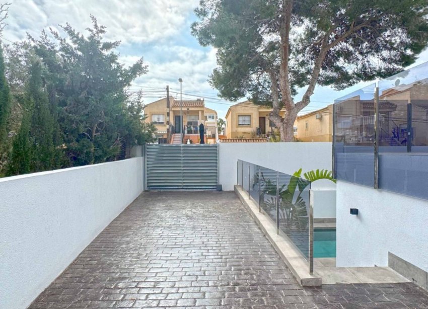 Resale - Villa - Torrevieja - Los Balcones - Los Altos del Edén