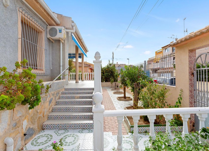 Resale - Villa - Torrevieja - Nueva Torrevieja