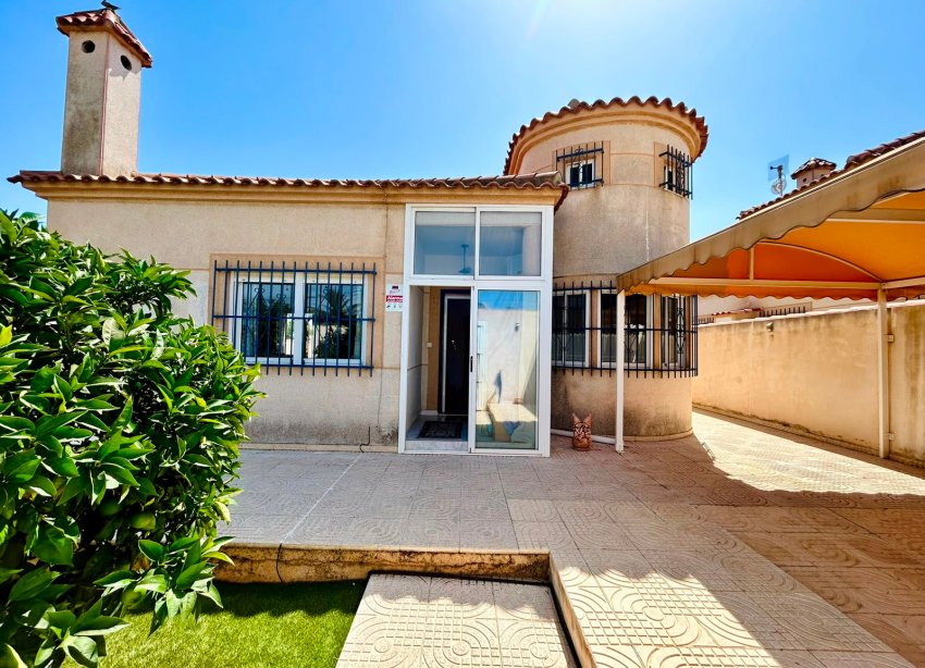 Resale - - VILLA - Torrevieja - Urbanización San Luis