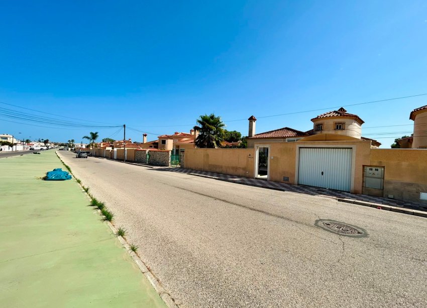 Resale - - VILLA - Torrevieja - Urbanización San Luis