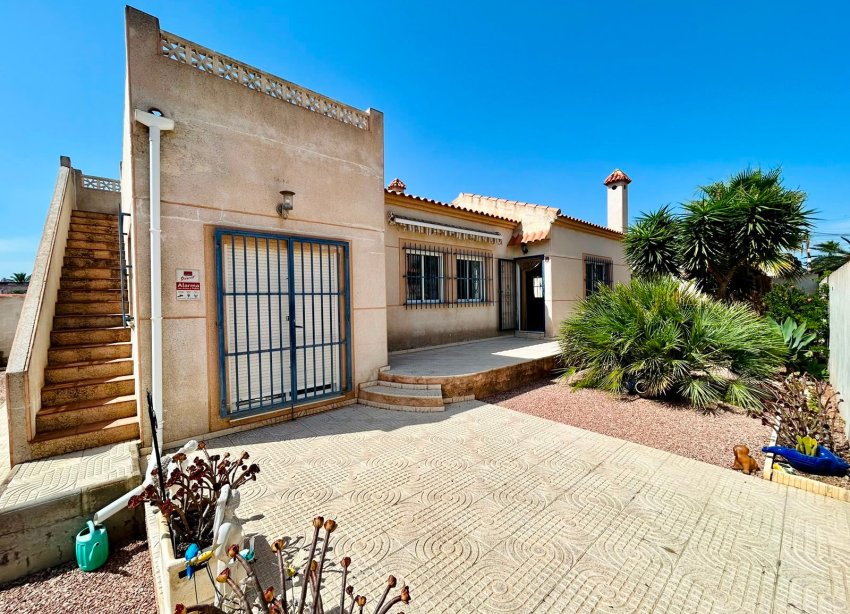 Resale - - VILLA - Torrevieja - Urbanización San Luis