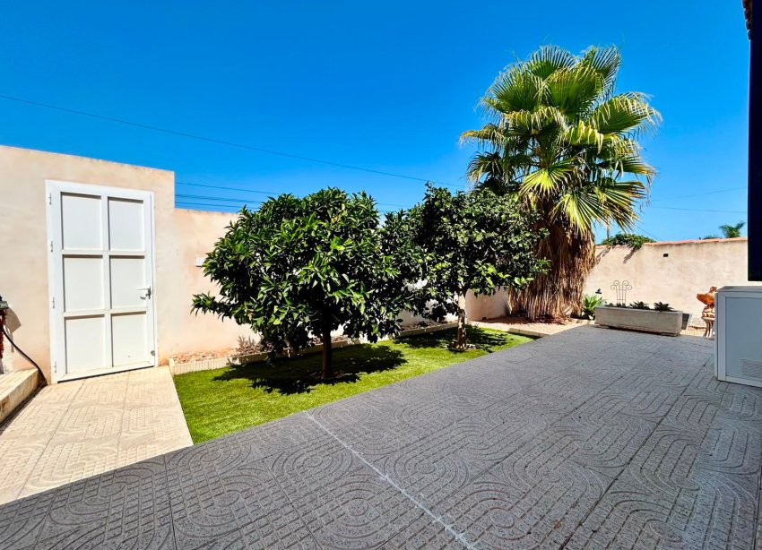 Resale - - VILLA - Torrevieja - Urbanización San Luis