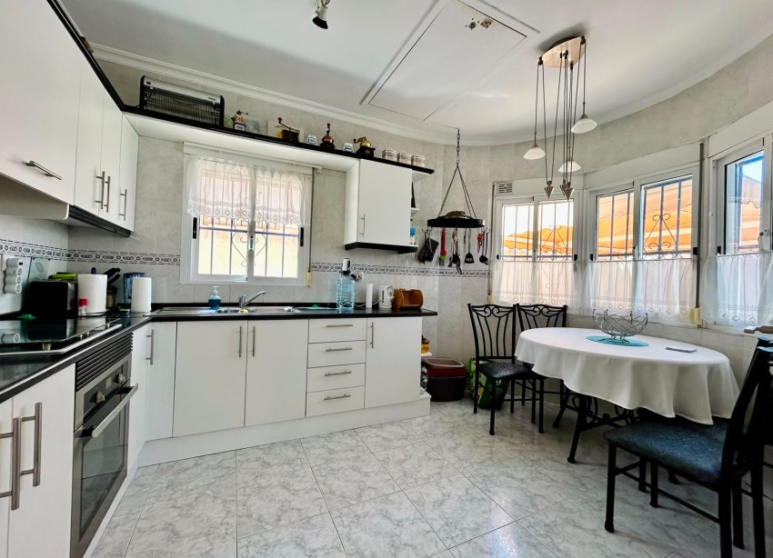 Resale - - VILLA - Torrevieja - Urbanización San Luis