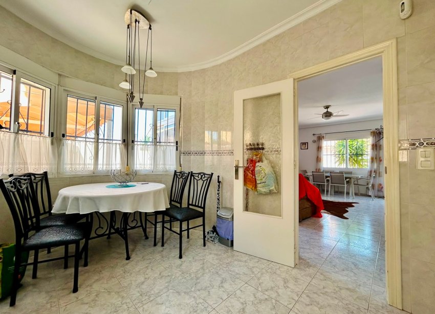Resale - - VILLA - Torrevieja - Urbanización San Luis