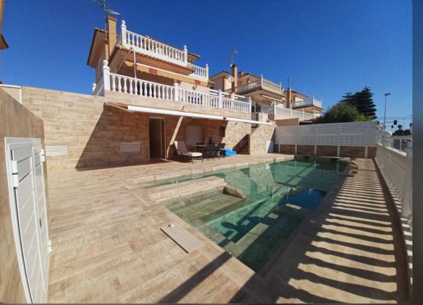 Resale - Villa - Torrevieja