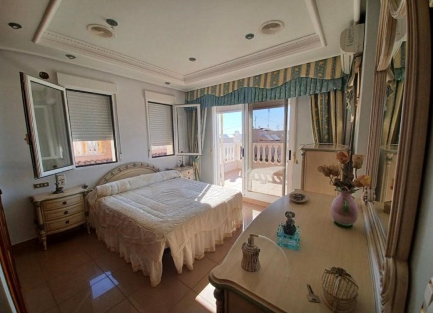 Resale - Villa - Torrevieja