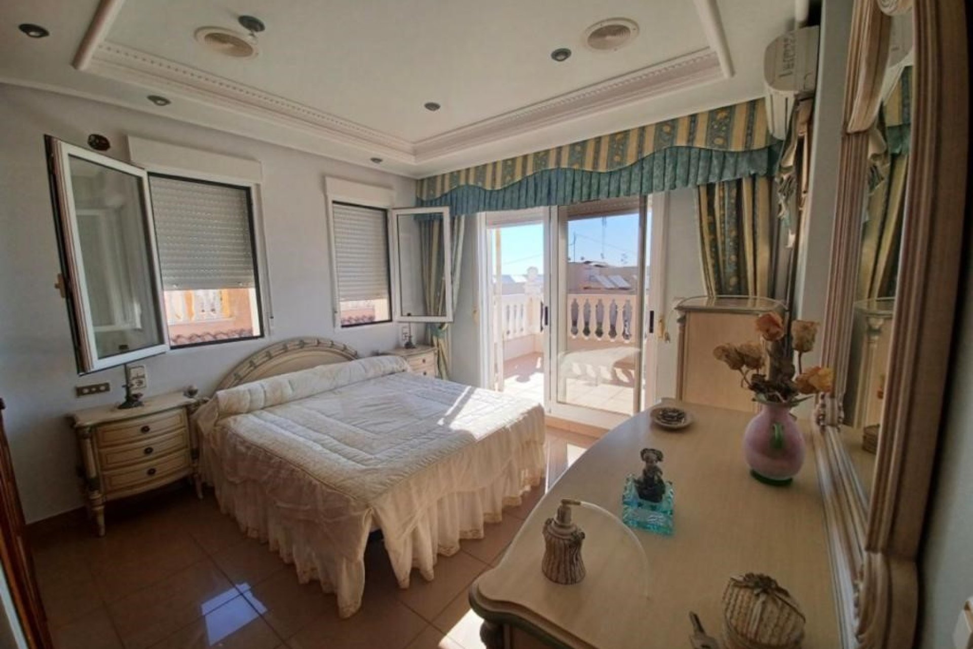 Resale - Villa - Torrevieja