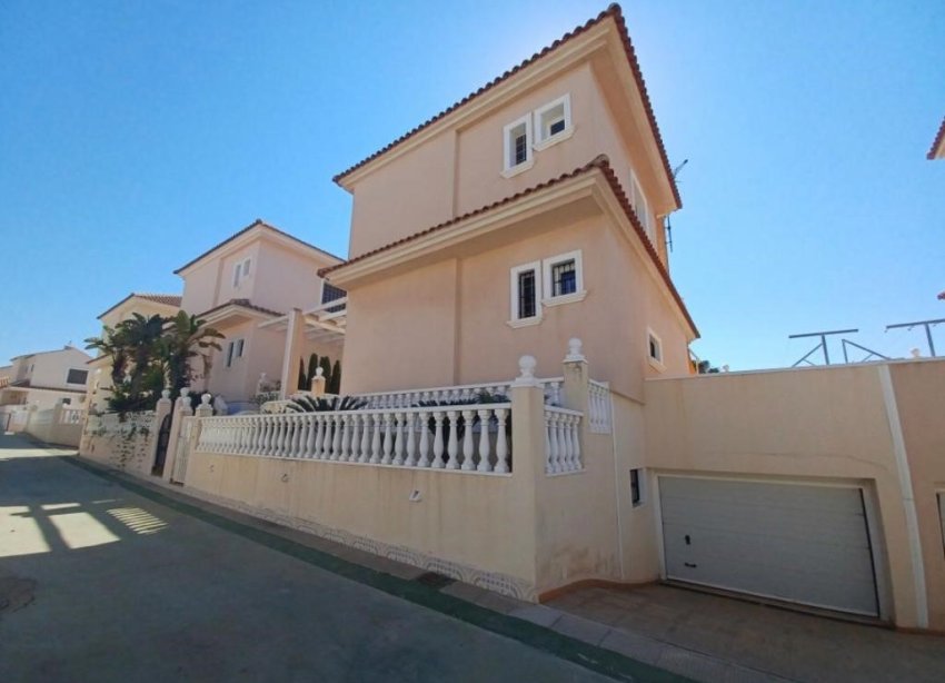 Resale - Villa - Torrevieja