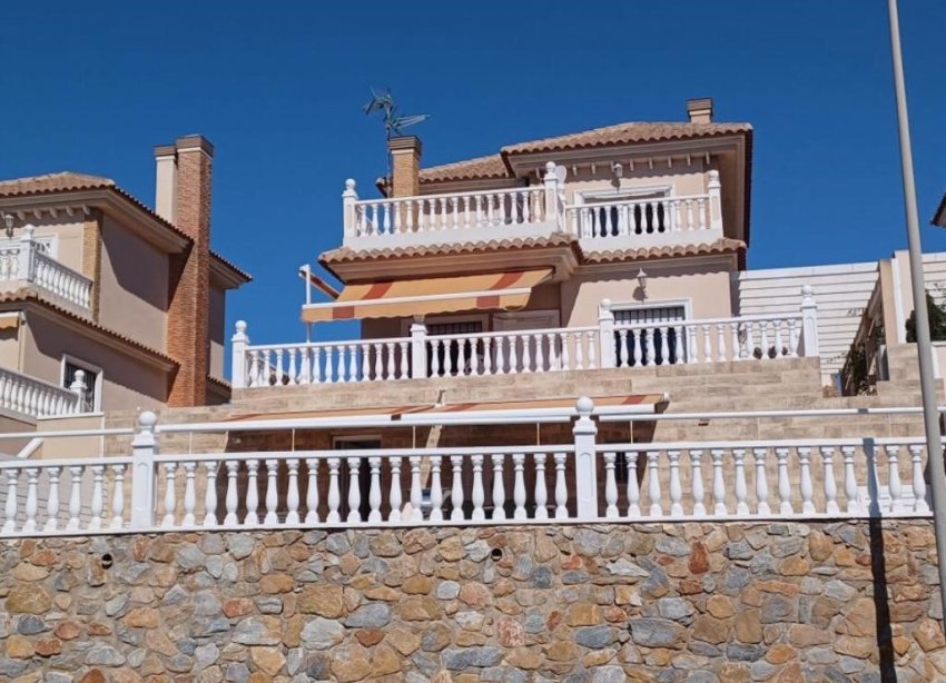 Resale - Villa - Torrevieja