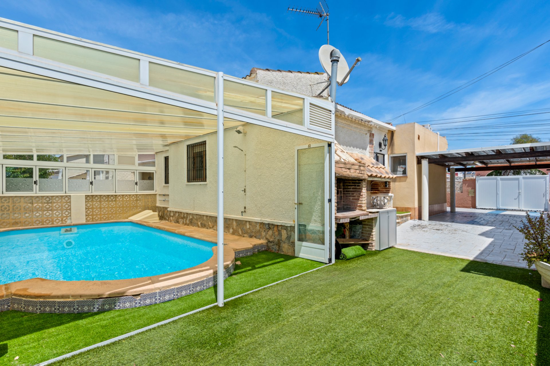 Resale - Villa - Torrevieja