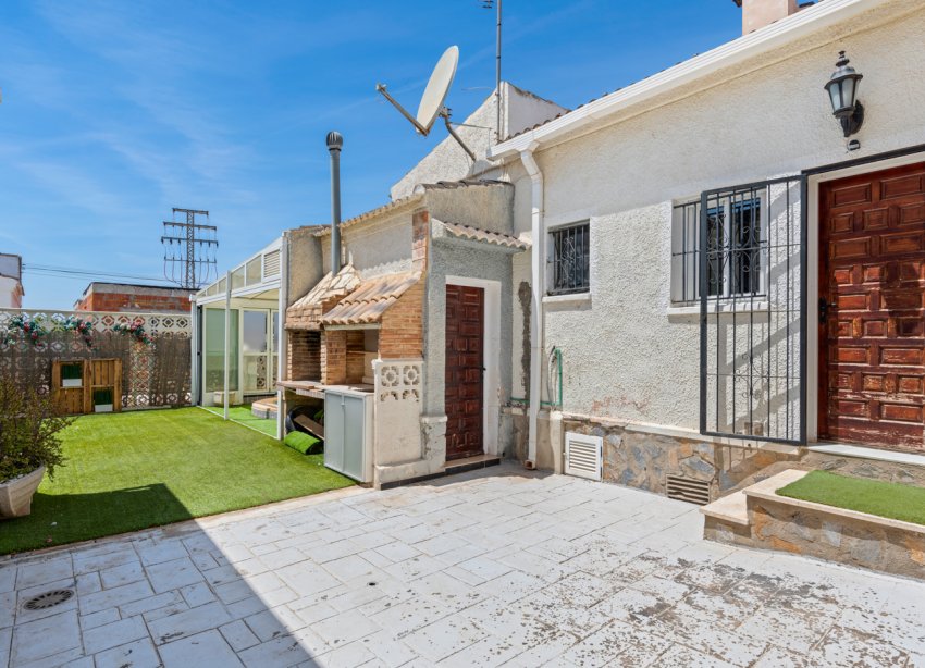 Resale - Villa - Torrevieja