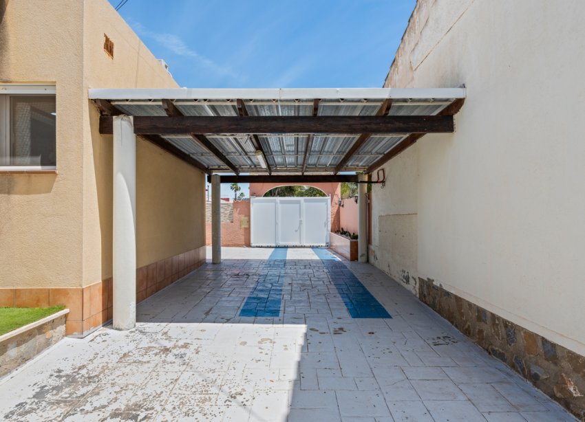 Resale - Villa - Torrevieja