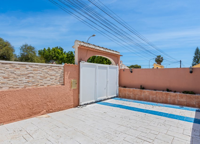 Resale - Villa - Torrevieja