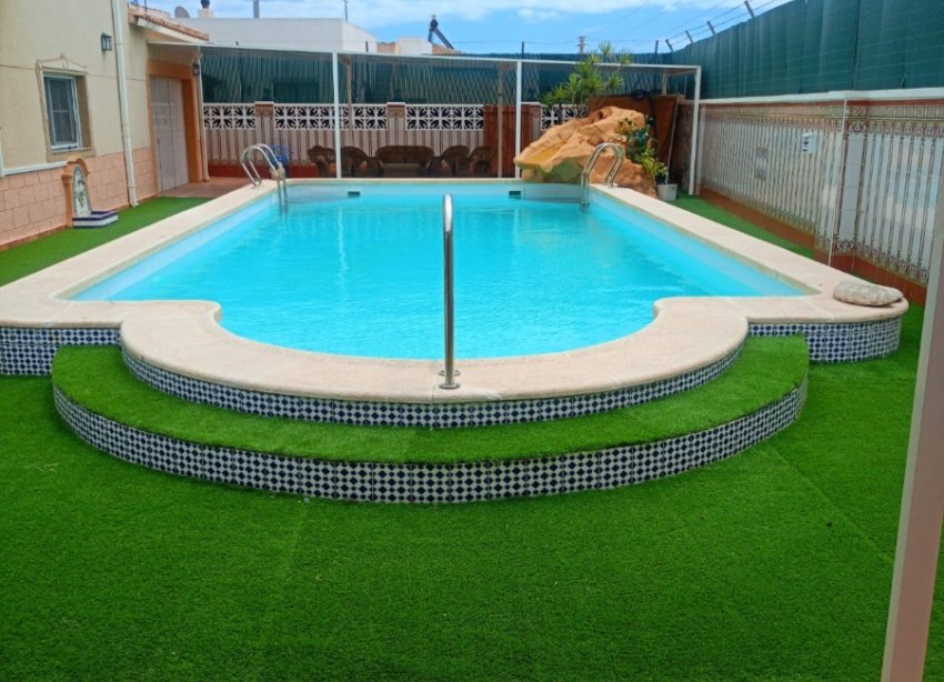 Resale - Villa - Torrevieja