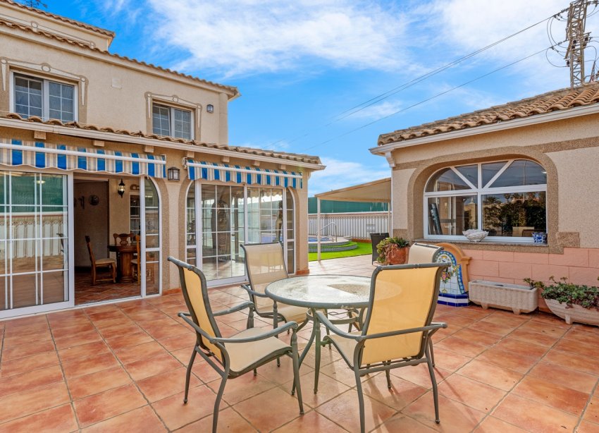 Resale - Villa - Torrevieja