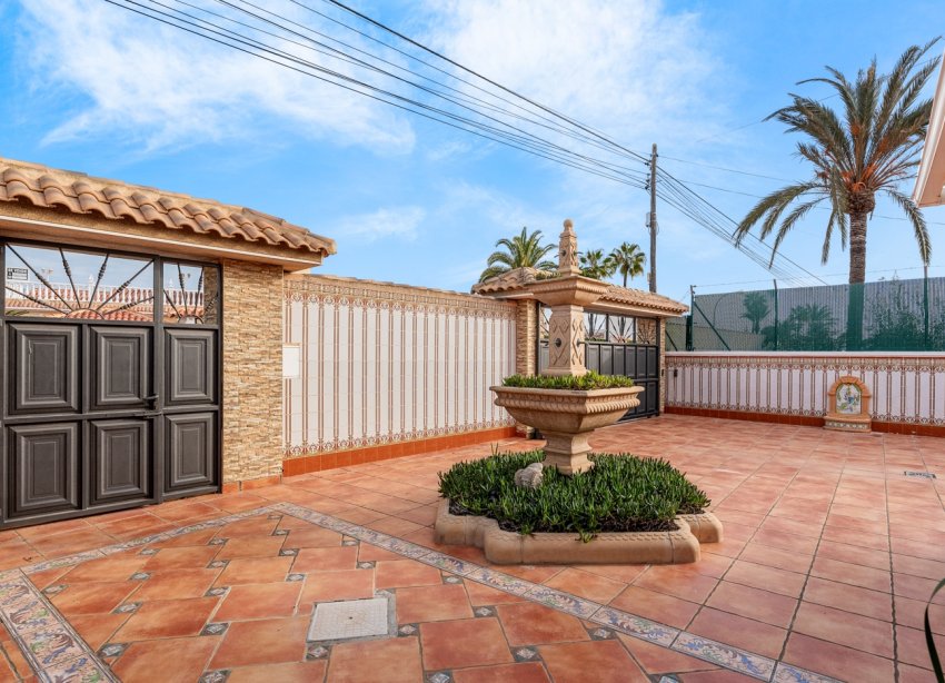 Resale - Villa - Torrevieja