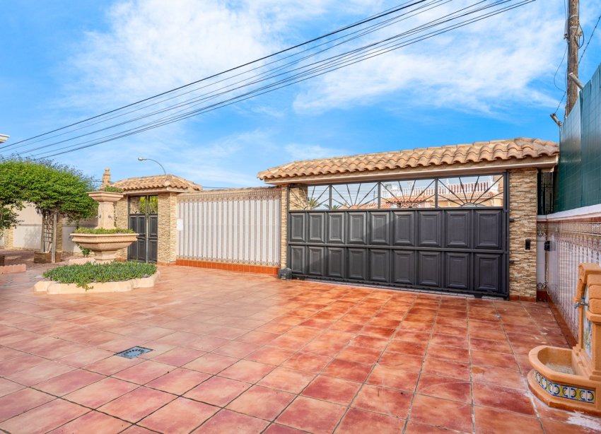 Resale - Villa - Torrevieja