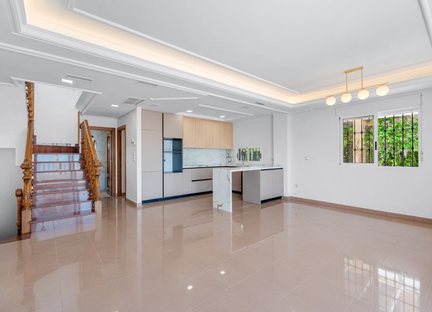 Resale - Villa - Torrevieja