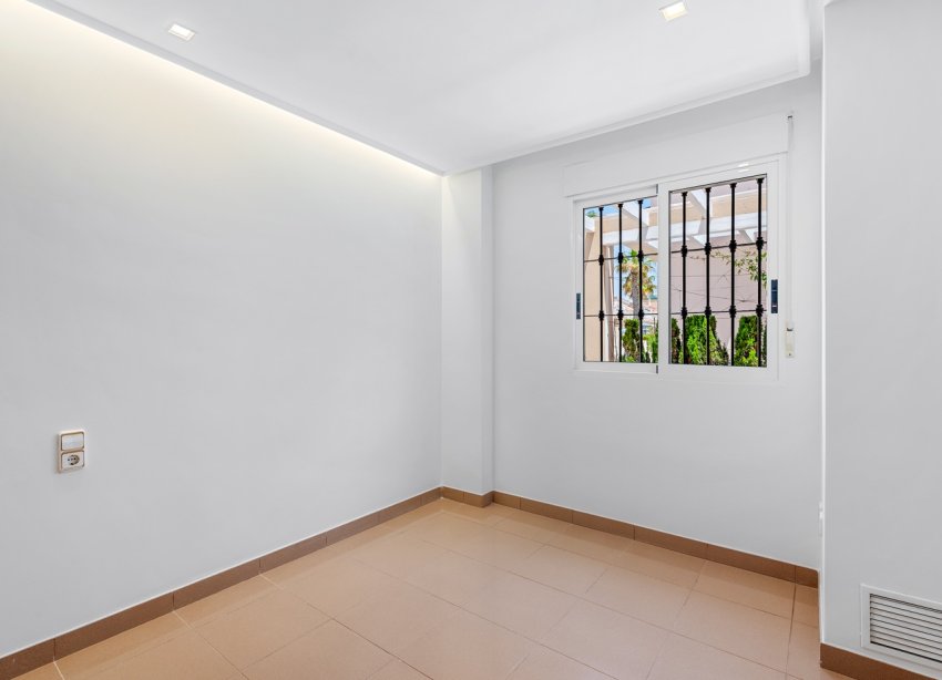 Resale - Villa - Torrevieja