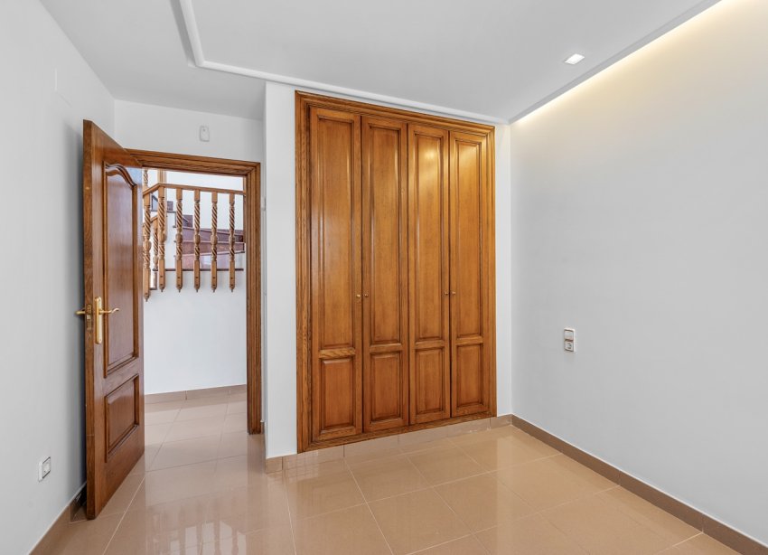 Resale - Villa - Torrevieja