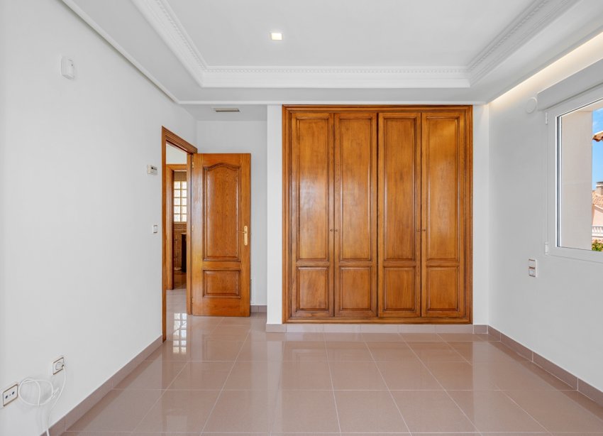 Resale - Villa - Torrevieja