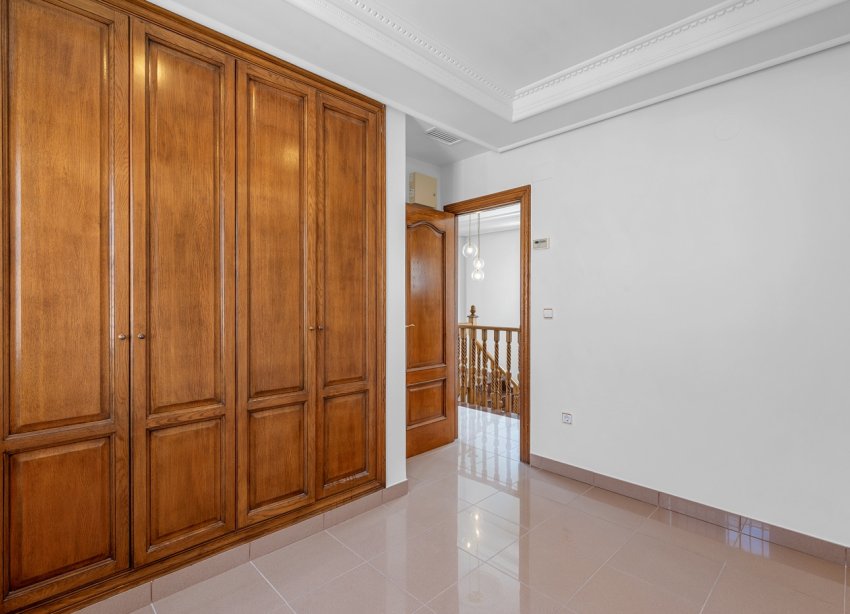 Resale - Villa - Torrevieja